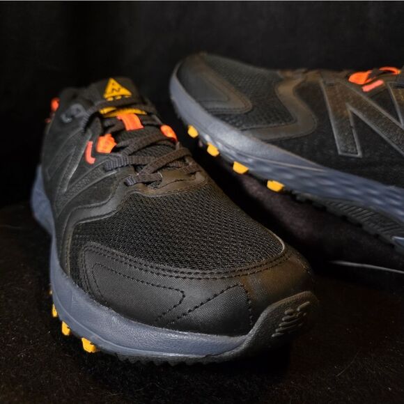 New Balance Men\'s Black and Orange Trail Shoes Size 12 main image 4